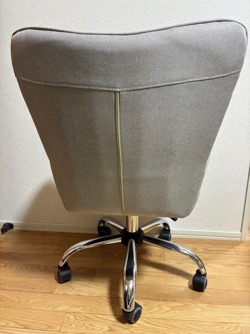 グレーのファブリックデスクチェア