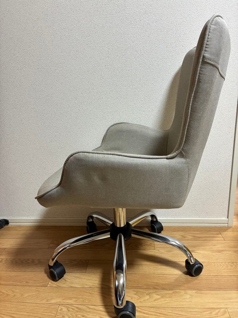 グレーのファブリックデスクチェア