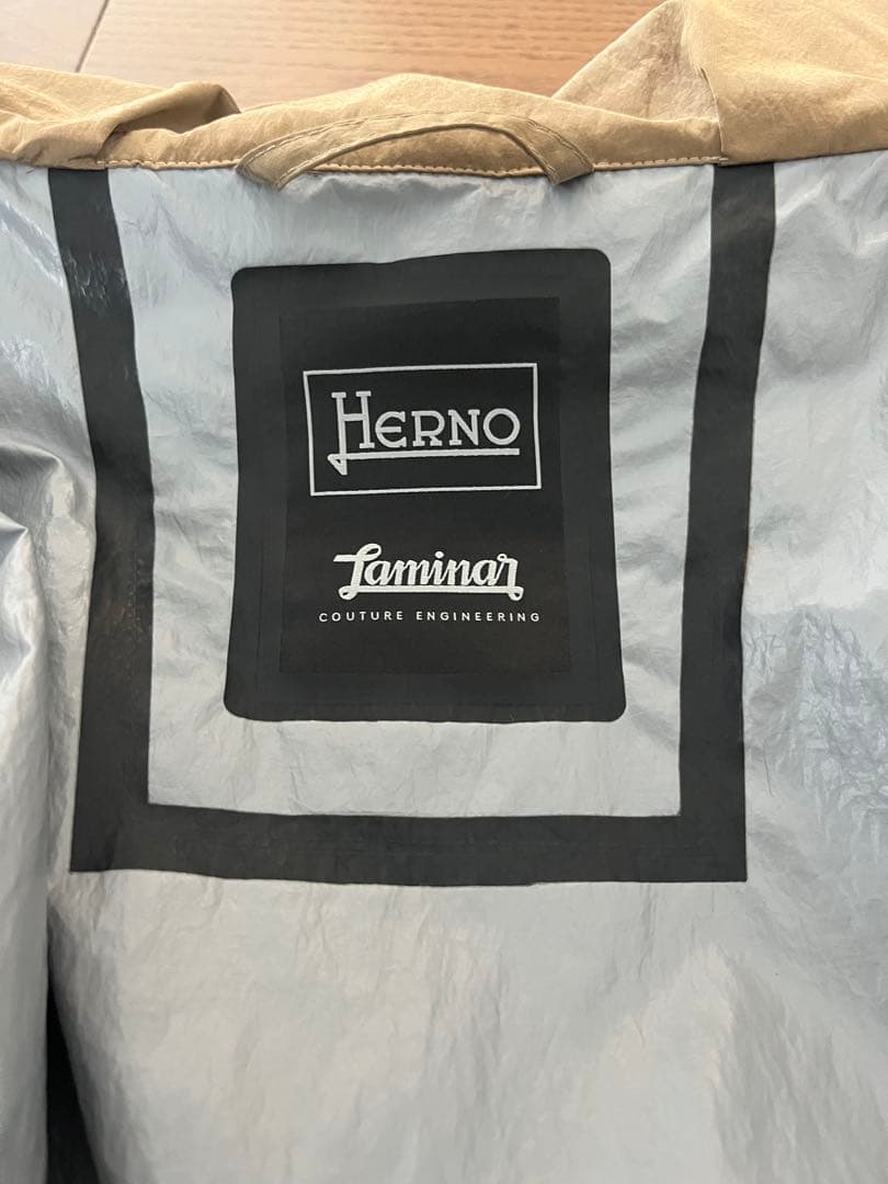 Herno ラミナーフード付きカーキロングコート