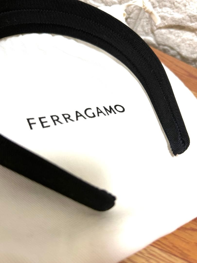 FERRAGAMO ブラックヘアバンド