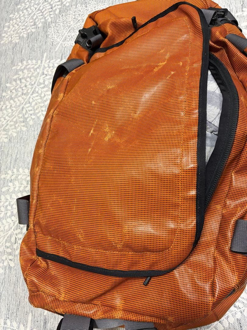patagonia ブラックホールダッフルバッグ　オレンジ