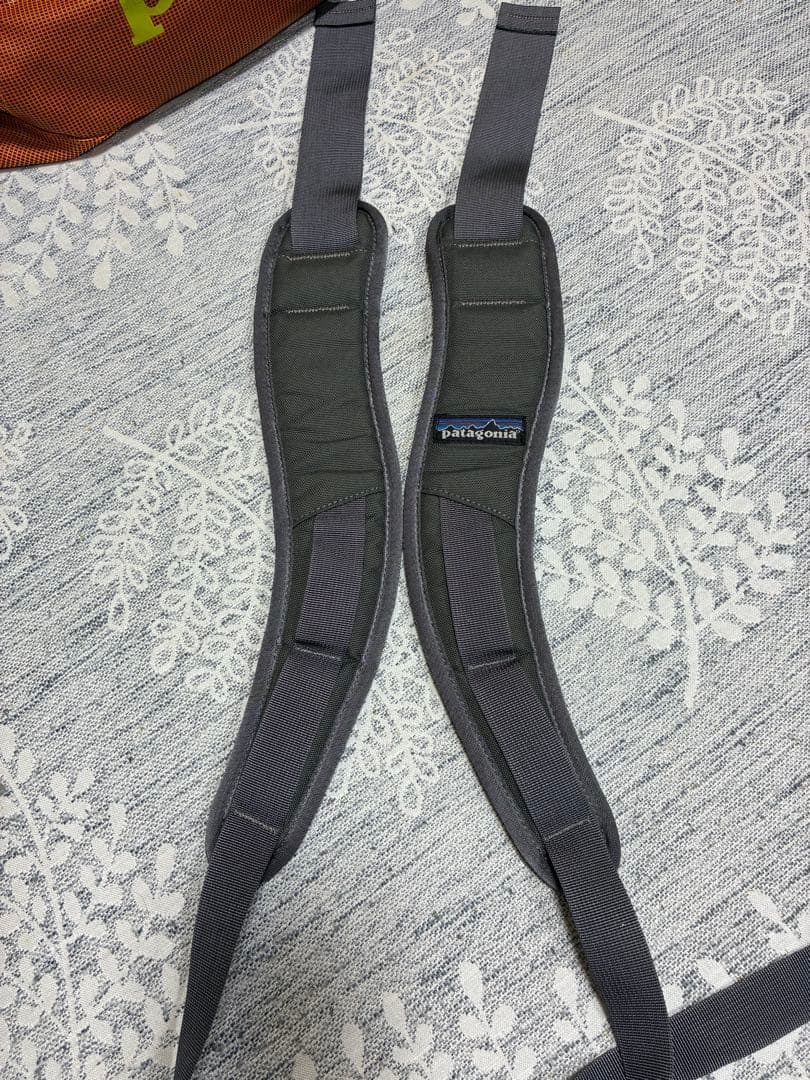 patagonia ブラックホールダッフルバッグ　オレンジ