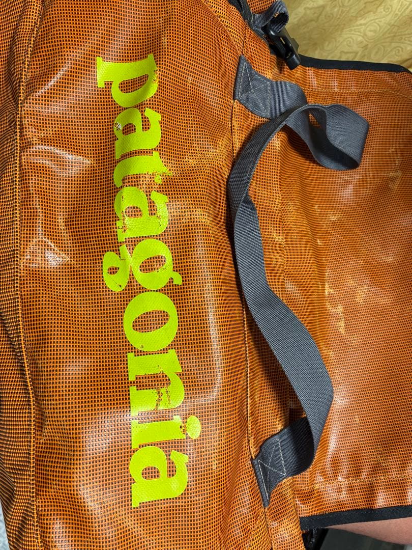 patagonia ブラックホールダッフルバッグ　オレンジ