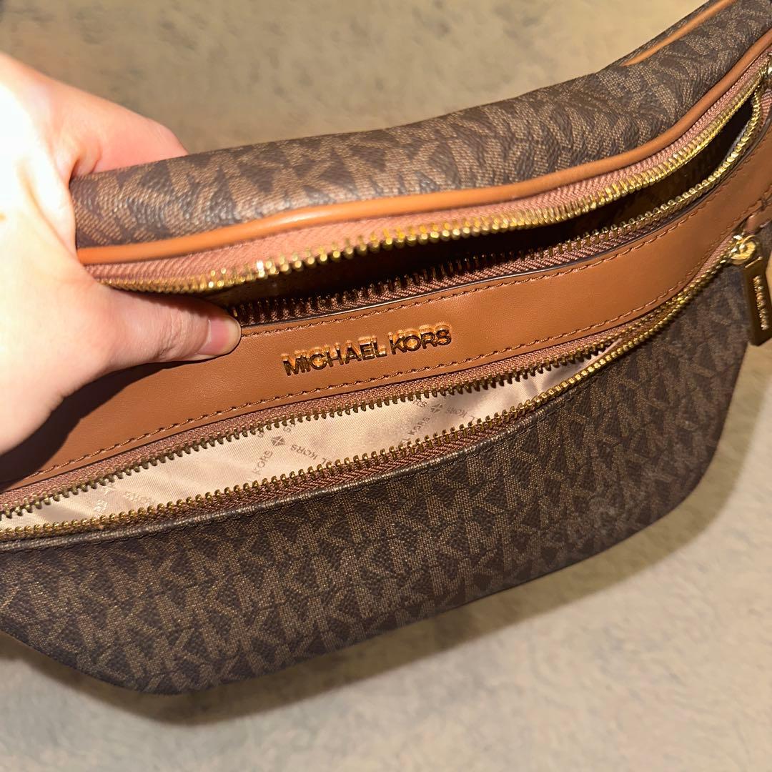 ビ*ス様 【美品！最終値下げ！！】MICHAEL KORS ボディバッグ ブラウ