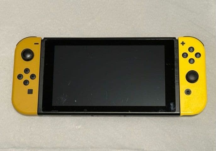 ニンテンドースイッチ　ピカブイモデル　プロコン　ソフト付き