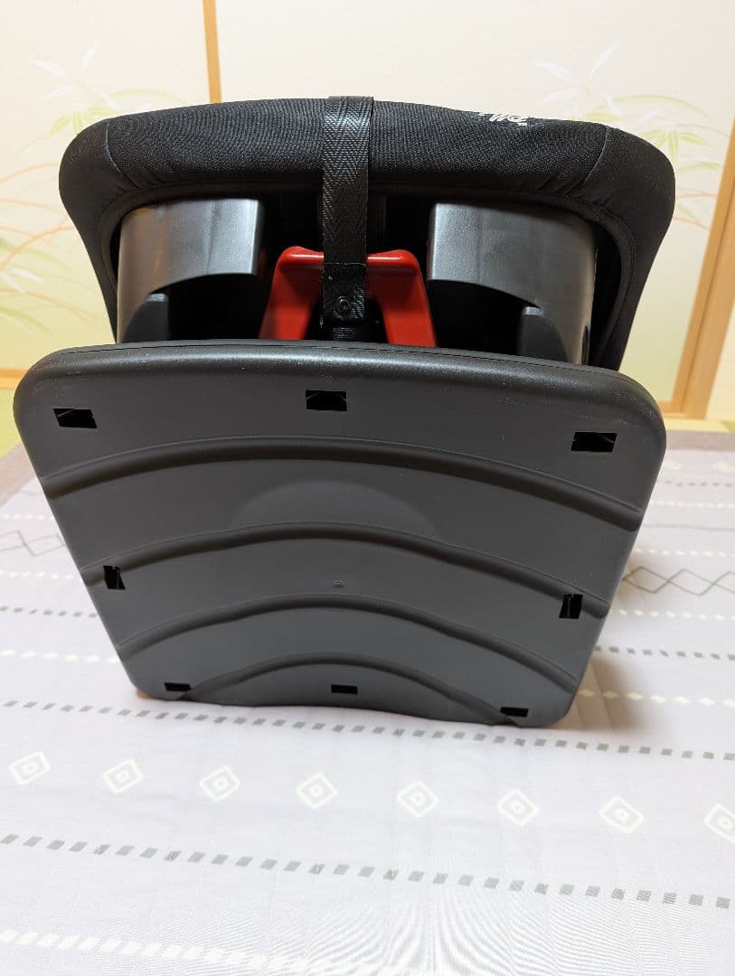 赤と黒のチャイルドシート