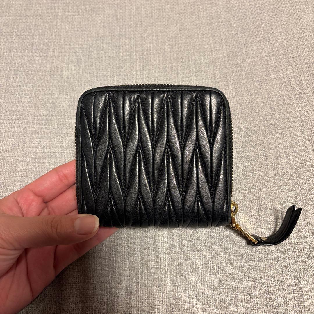 ✳︎ともこさん専用　miu miu 黒 レザー 二つ折り財布