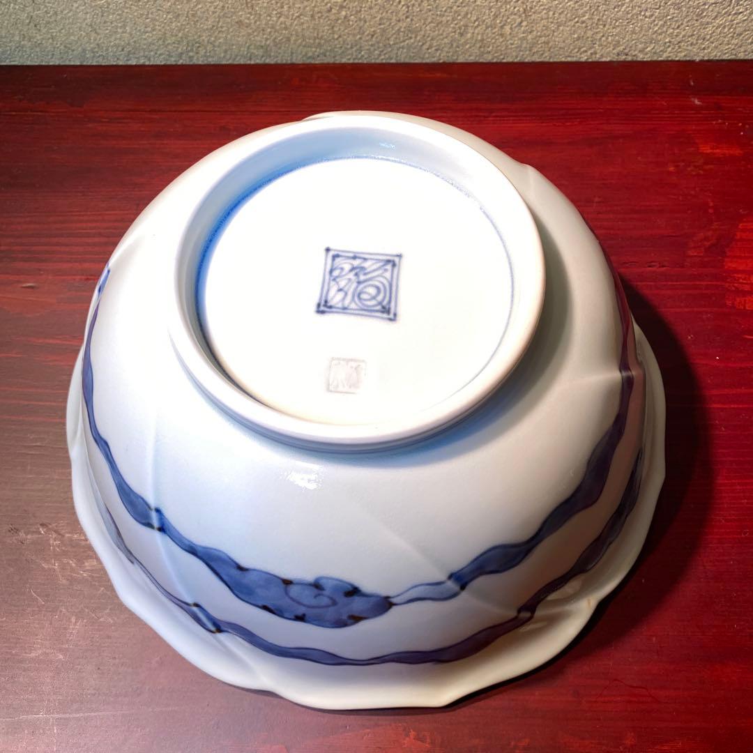 有田焼　福泉窯 青と白の波模様 花びら型ボウル 直径21cm