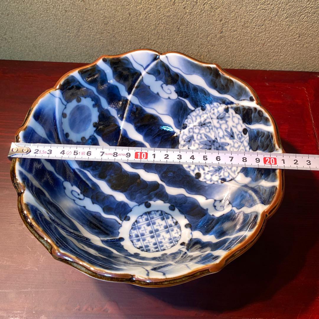 有田焼　福泉窯 青と白の波模様 花びら型ボウル 直径21cm