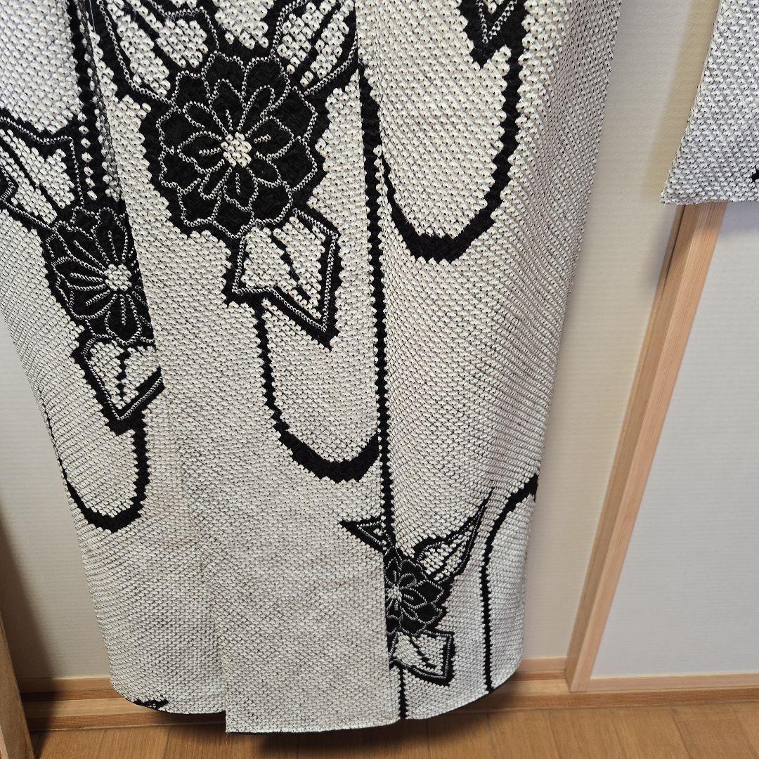 白地に黒花柄総絞りの振袖セット(正絹)しつけ糸付き クラシカル&ガーリィ