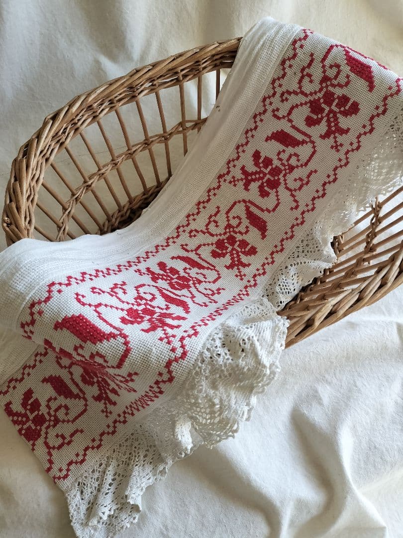 東欧アンティーク　Red刺繍クロッシュレース　壁飾り