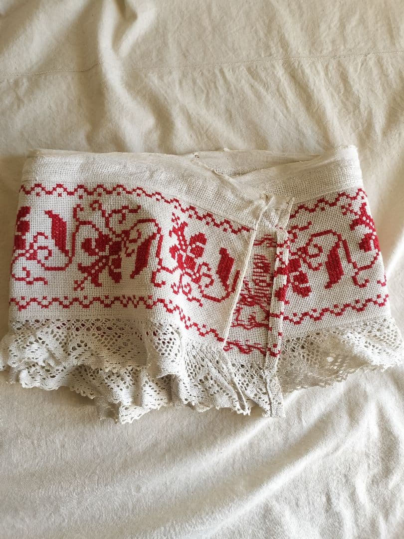 東欧アンティーク　Red刺繍クロッシュレース　壁飾り