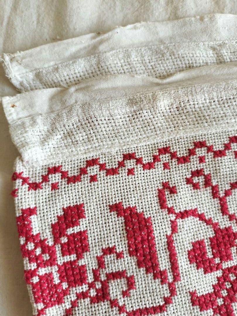 東欧アンティーク　Red刺繍クロッシュレース　壁飾り