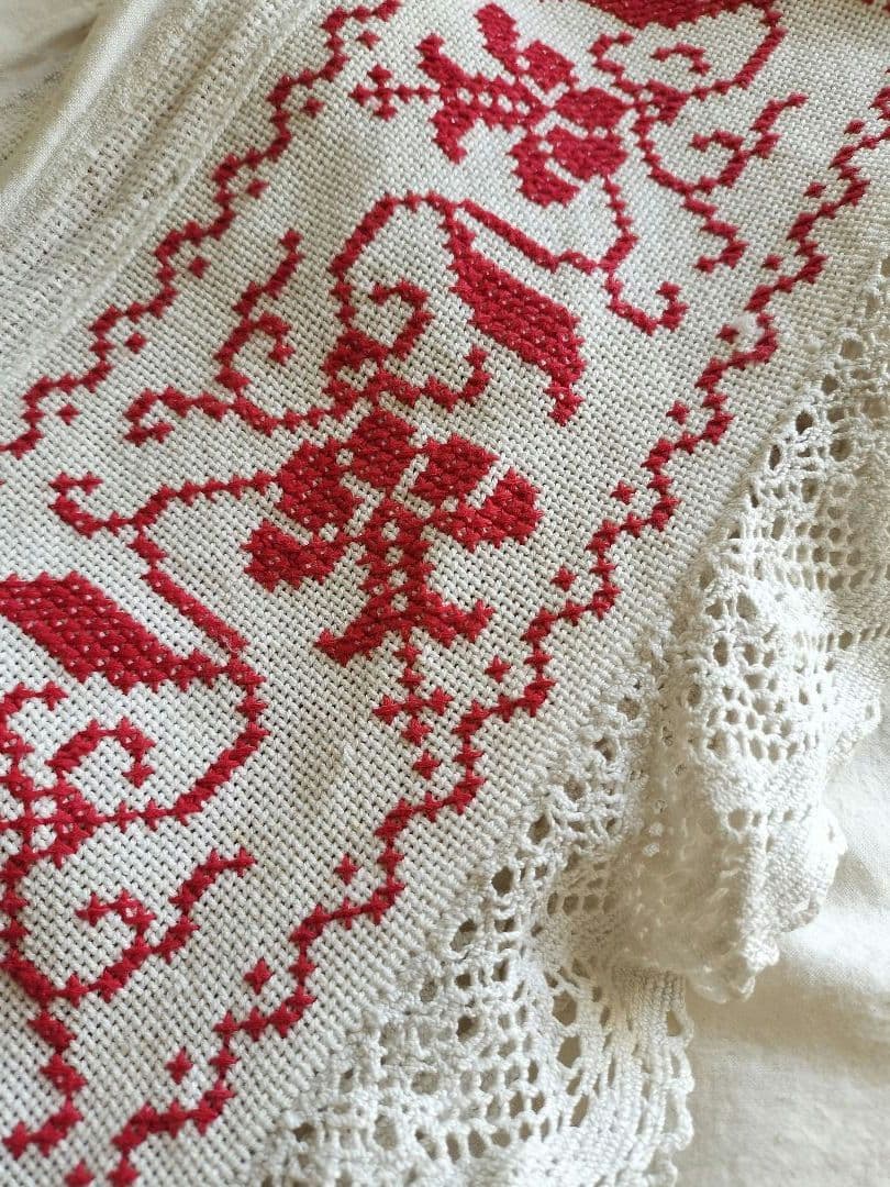 東欧アンティーク　Red刺繍クロッシュレース　壁飾り