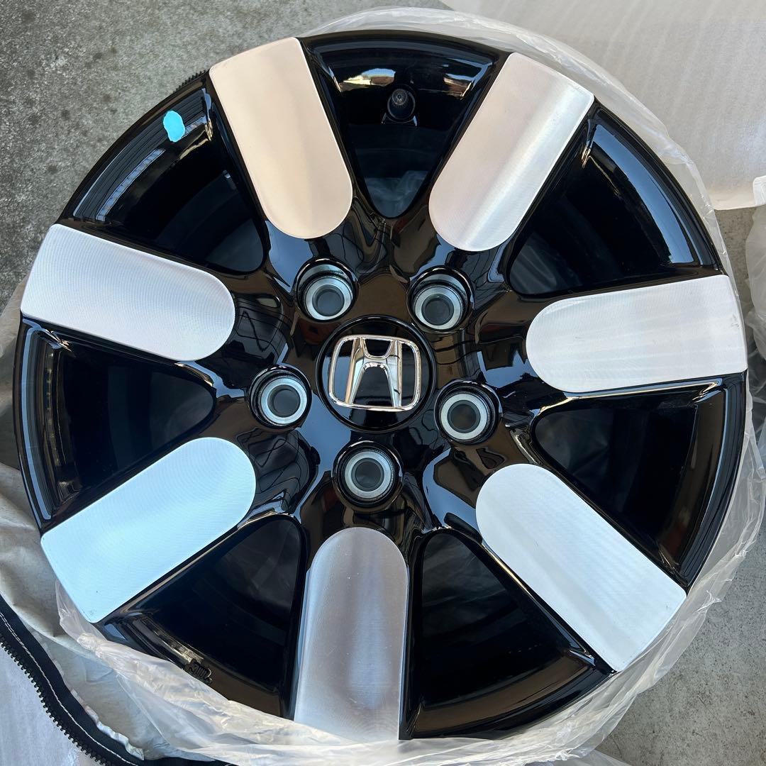 新型フリード15インチ アルミホイール