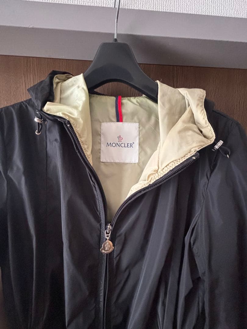 MONCLER ブラックロングコート フード付き