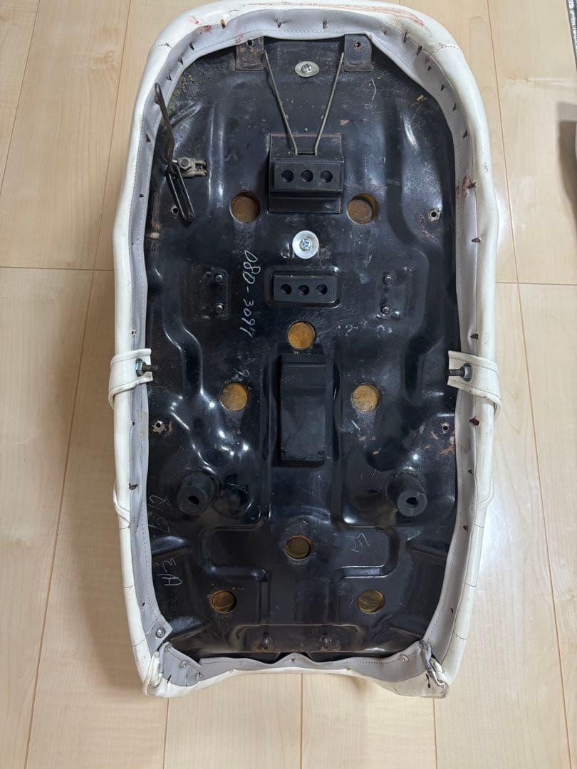 スーパーホークIII 三段シート　白　ホーク　バブ　旧車