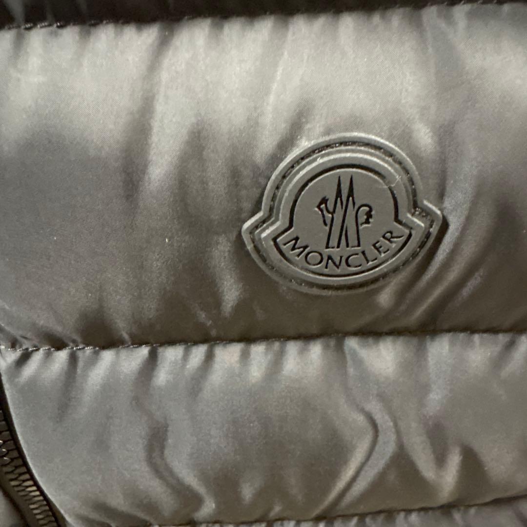 MONCLER ブラック ダウンベスト フード付き　サイズ3