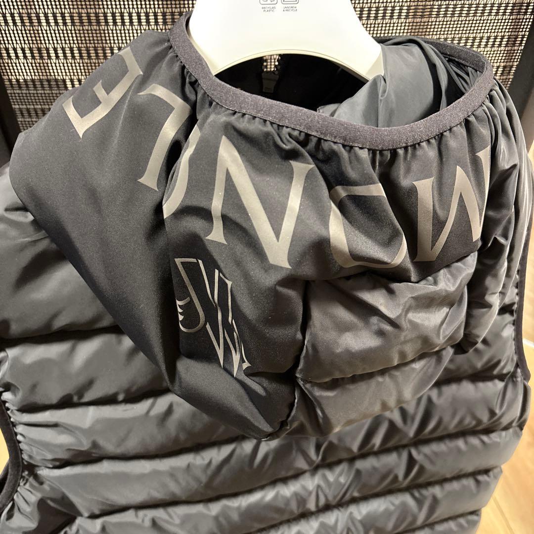 MONCLER ブラック ダウンベスト フード付き　サイズ3