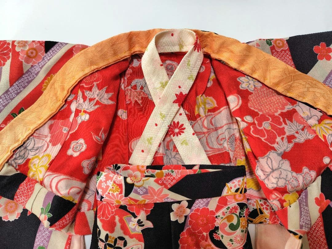 [市松人形　12号]　錦紗ちりめん　着物(二部式)と帯　伝統的な花と玩具