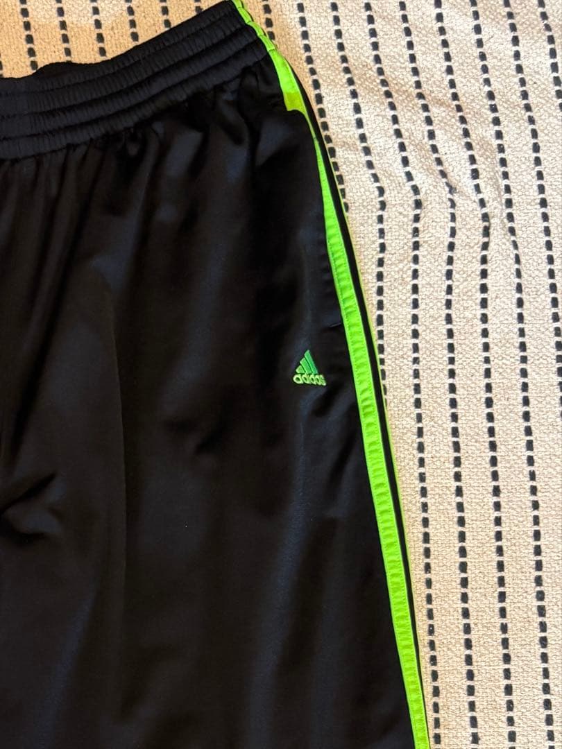 adidas ブラック/グリーン トラックパンツ