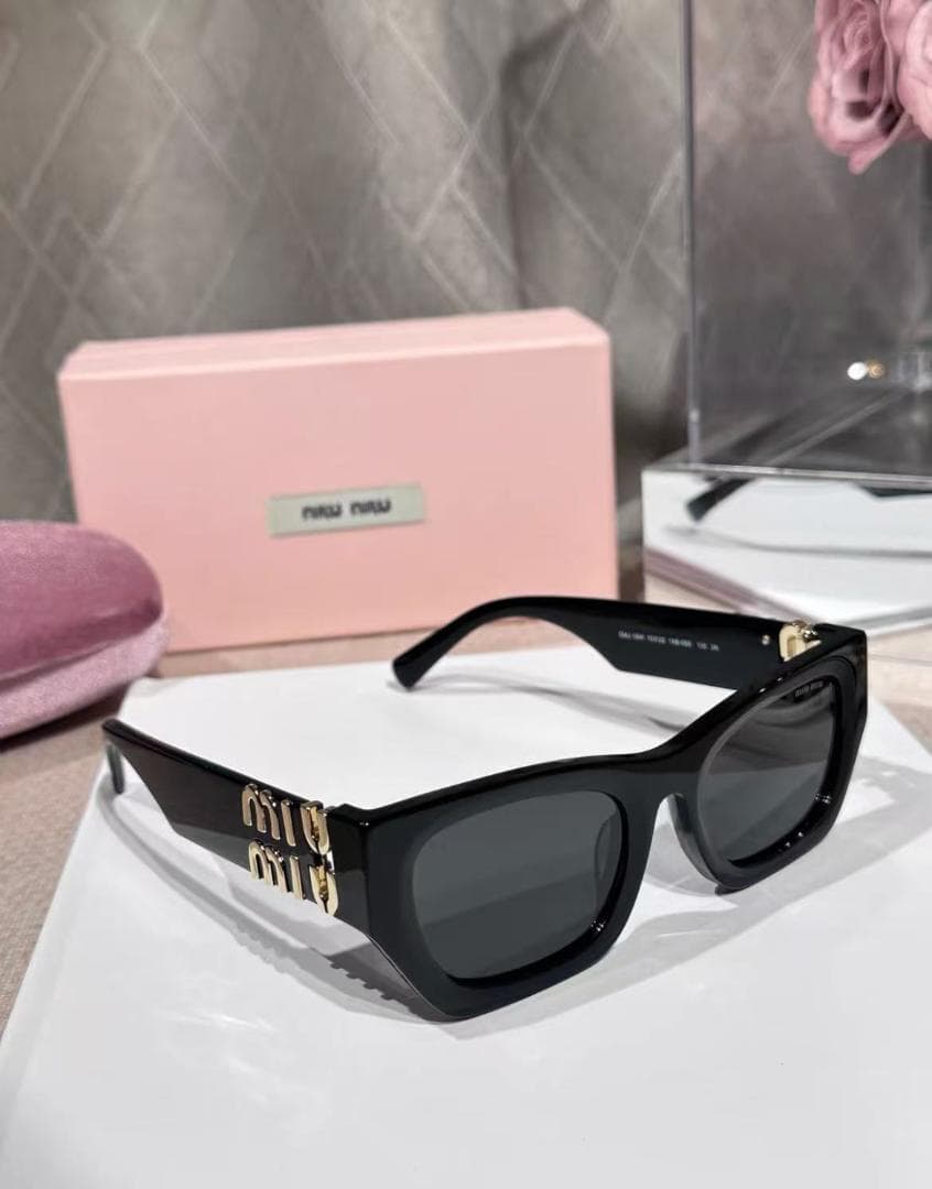 miumiu ブラック サングラス スクエアデザイン