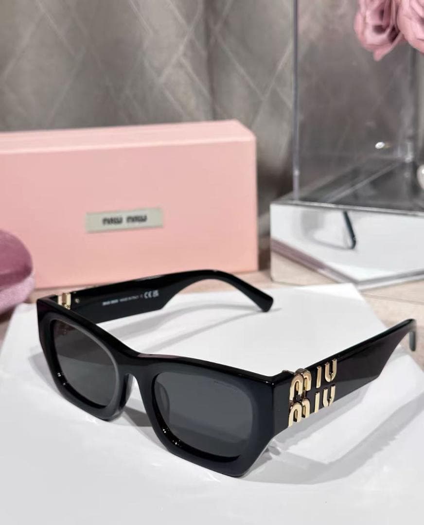 miumiu ブラック サングラス スクエアデザイン