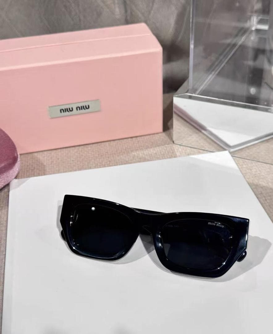 miumiu ブラック サングラス スクエアデザイン