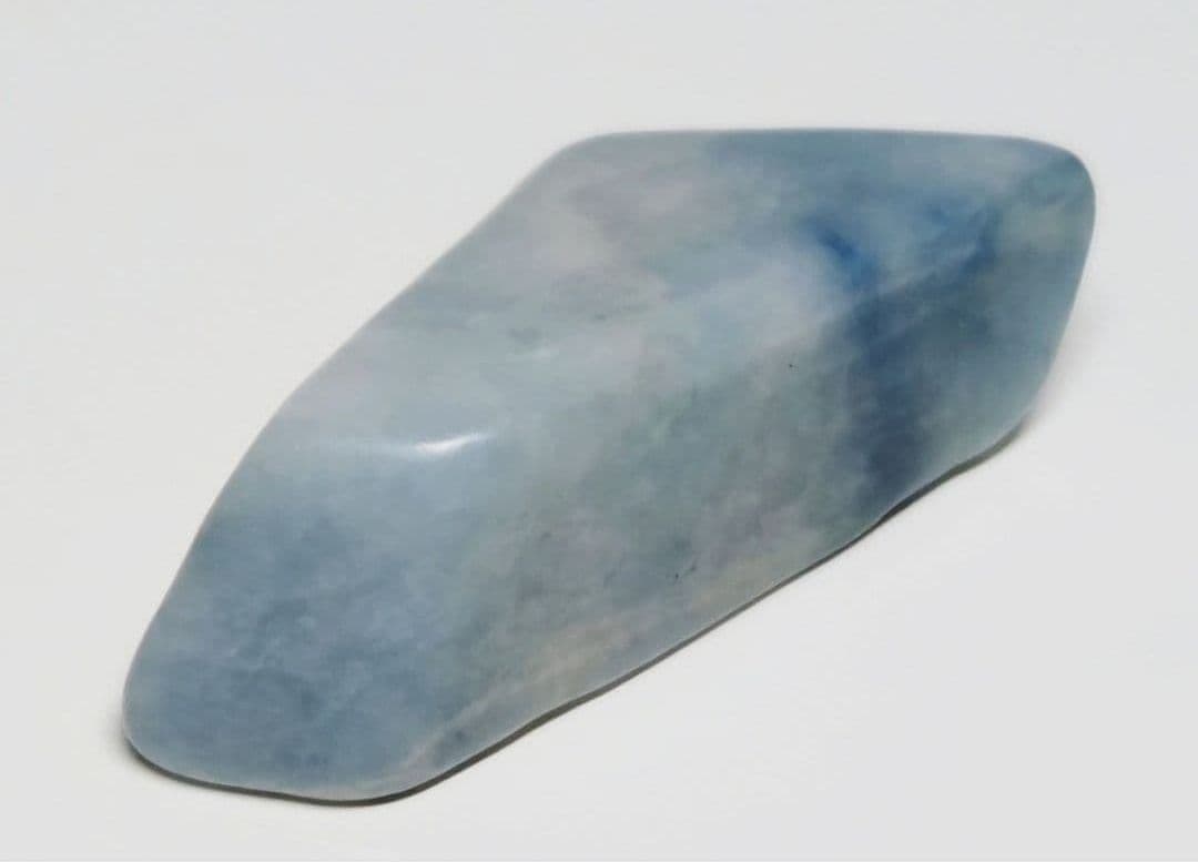そ*ら様 ペンダントなどに！コン沢 9g 翡翠 ヒスイ 原石 鑑賞石 自然石 誕