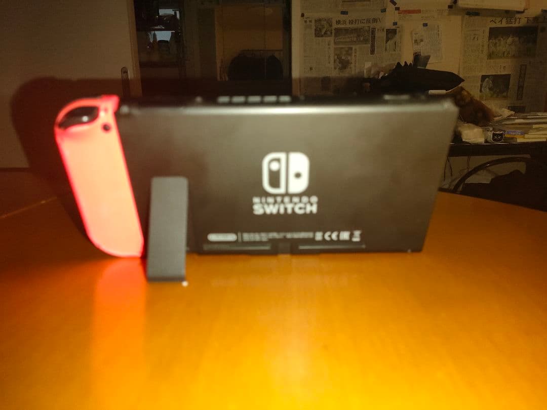 NINTENDO SWITCH 本体と右ジョイコン 任天堂 ニンテンドー