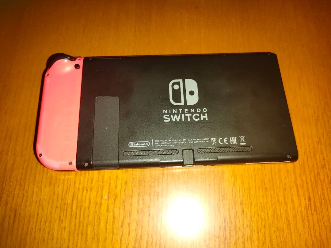NINTENDO SWITCH 本体と右ジョイコン 任天堂 ニンテンドー