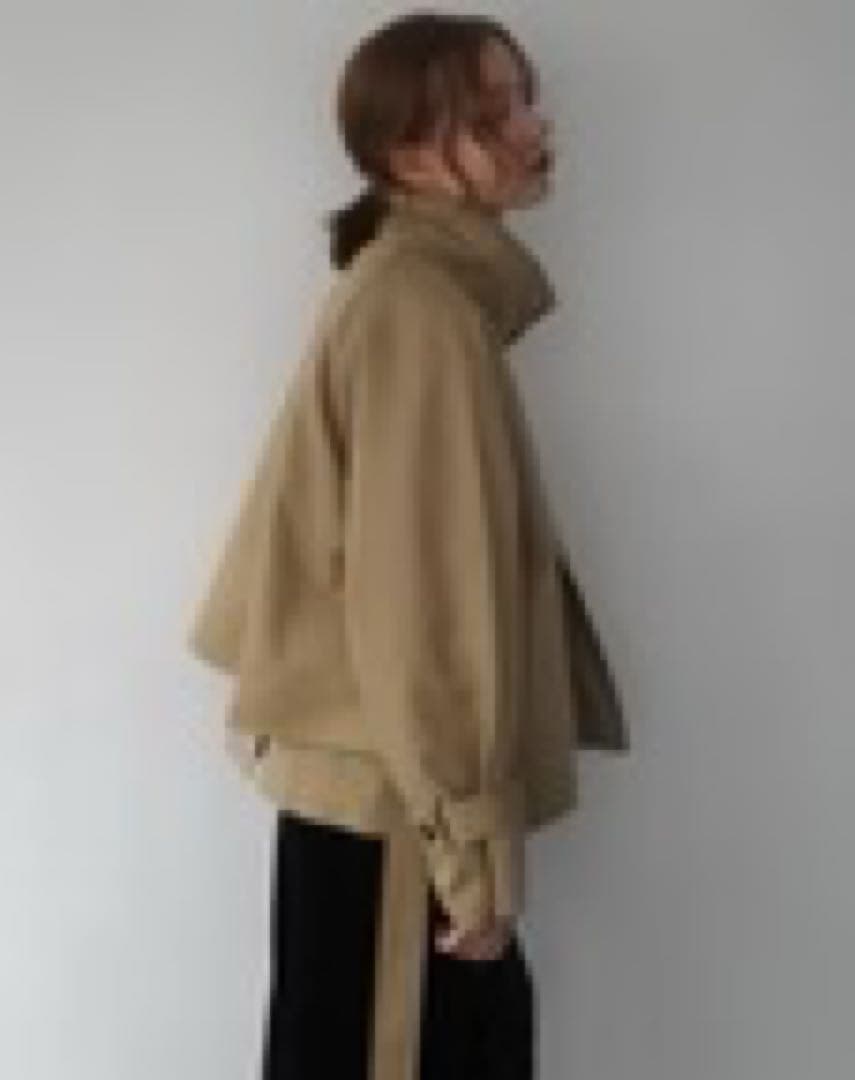 ⭐︎めめ　新品未使用品　HALF CAPE SHORT TRENCH
