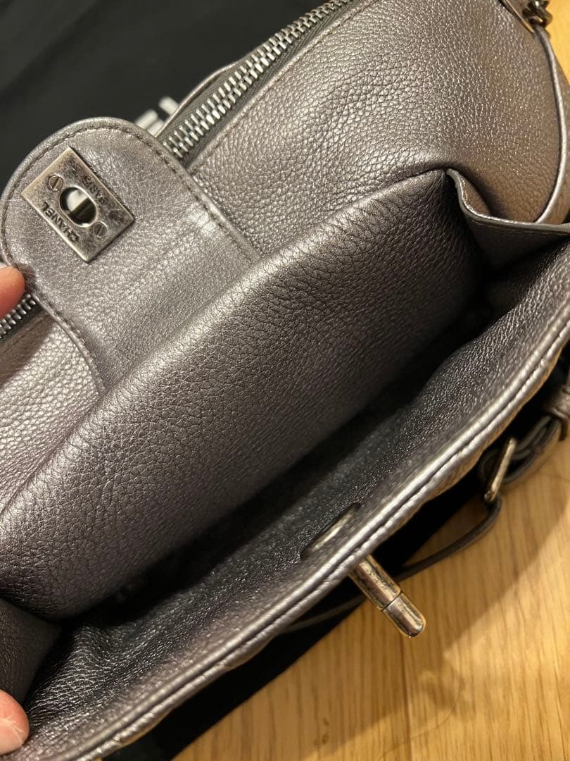 CHANEL グレー レザー ボディバッグ
