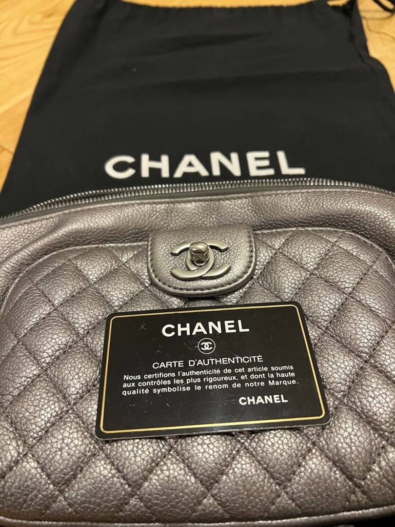 CHANEL グレー レザー ボディバッグ