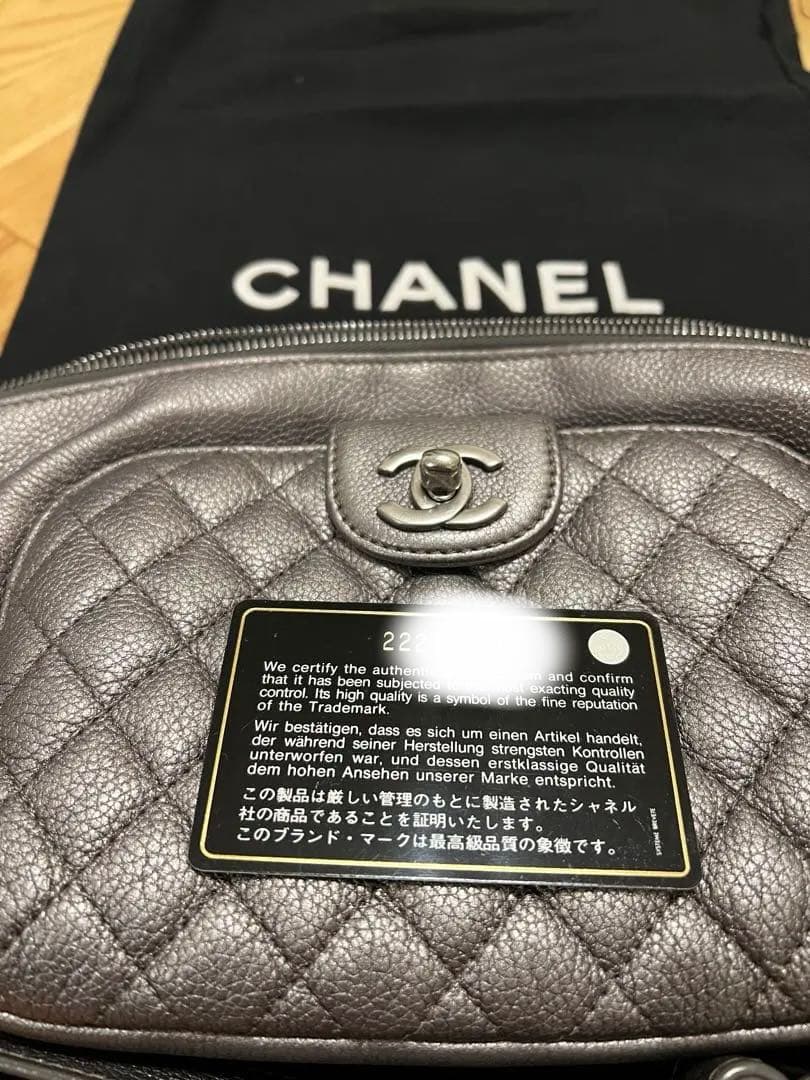 CHANEL グレー レザー ボディバッグ