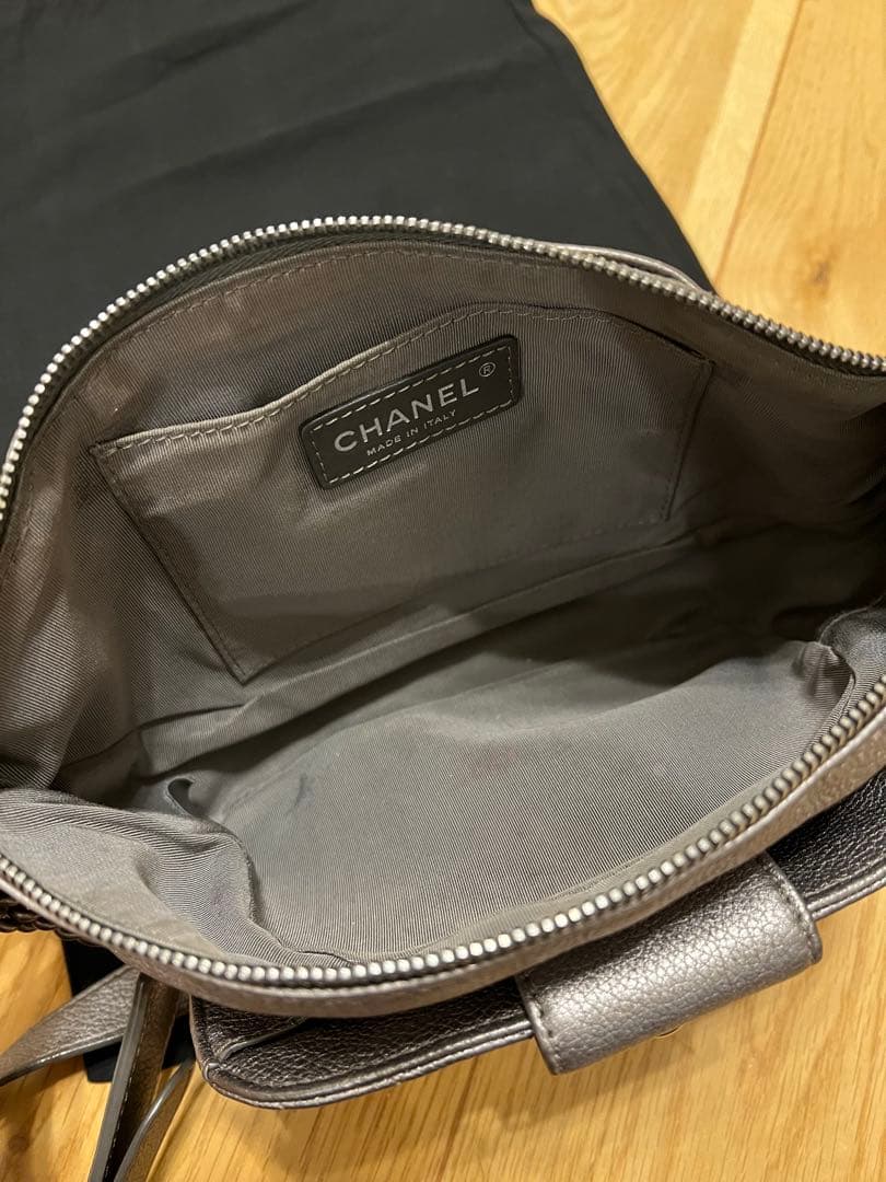 CHANEL グレー レザー ボディバッグ