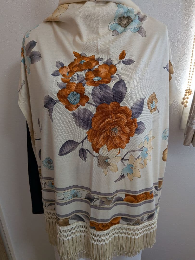 (超美品)レオナール LEONARD花柄アイボリー花柄ストール・ショール