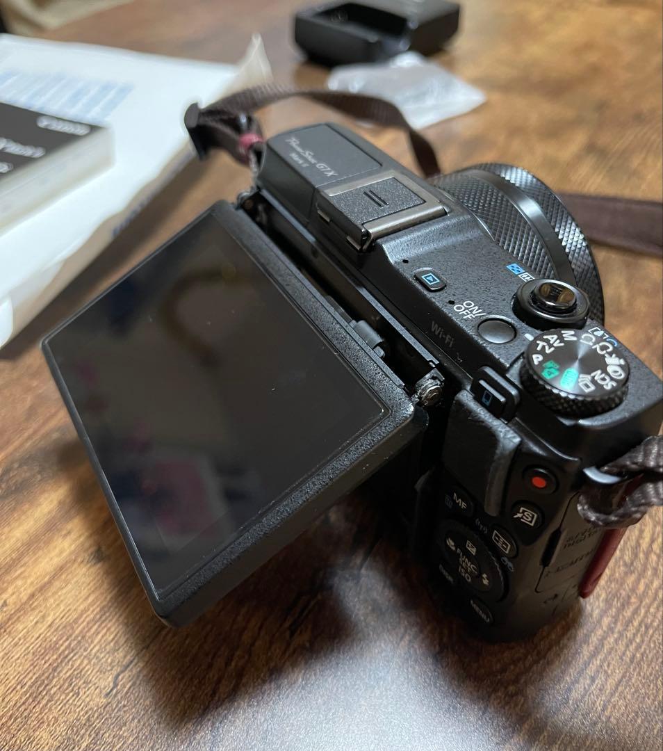 Canon PowerShot G1 X Mark II 本体と充電器