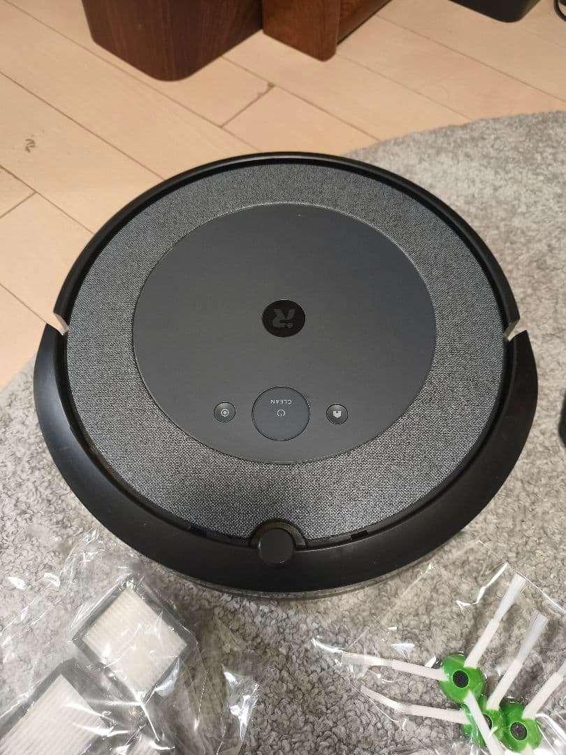 【美品】ルンバ i3 本体 新品ブラシ５、新品フィルタ３、充電ドック付き