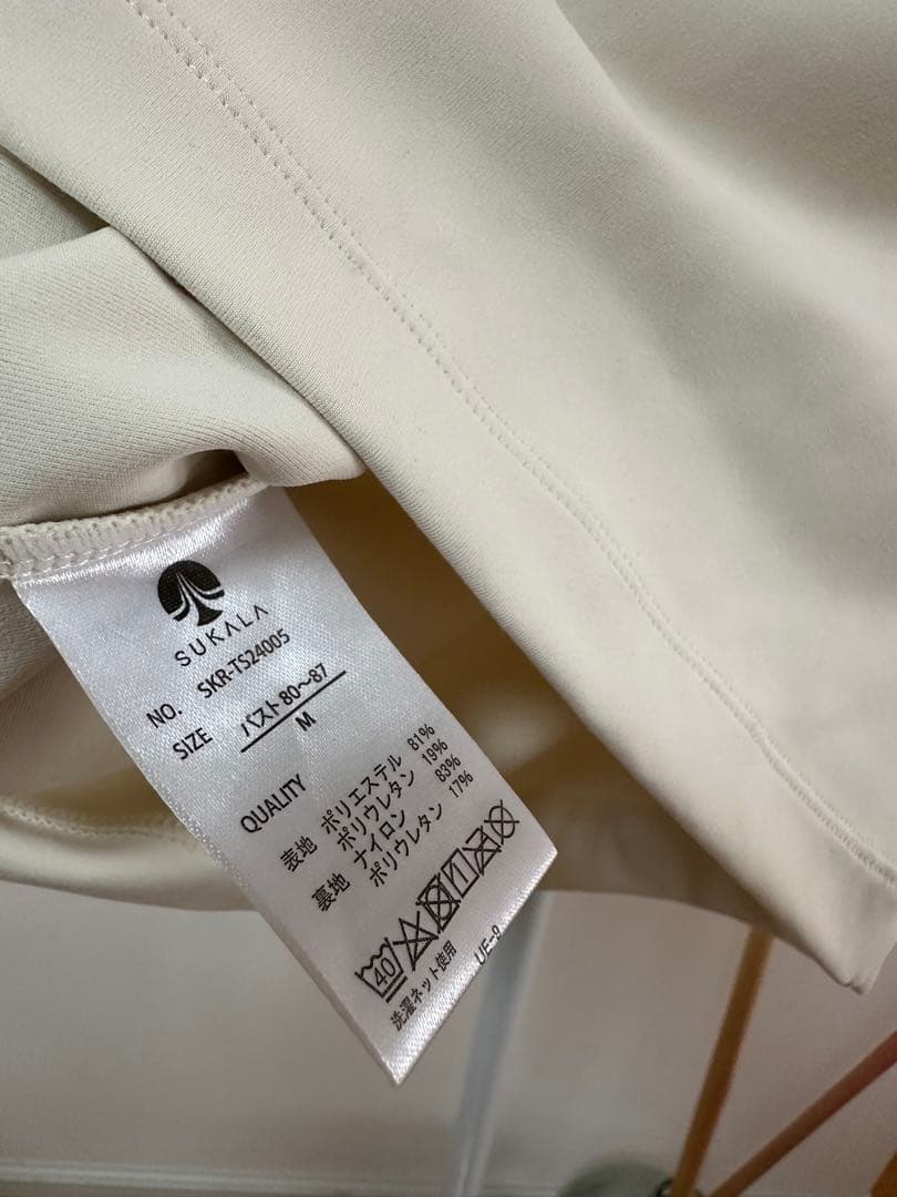 SUKALA新品⭐️カップ付きオープンネックteeヨガウエアカップ付きTシャツ