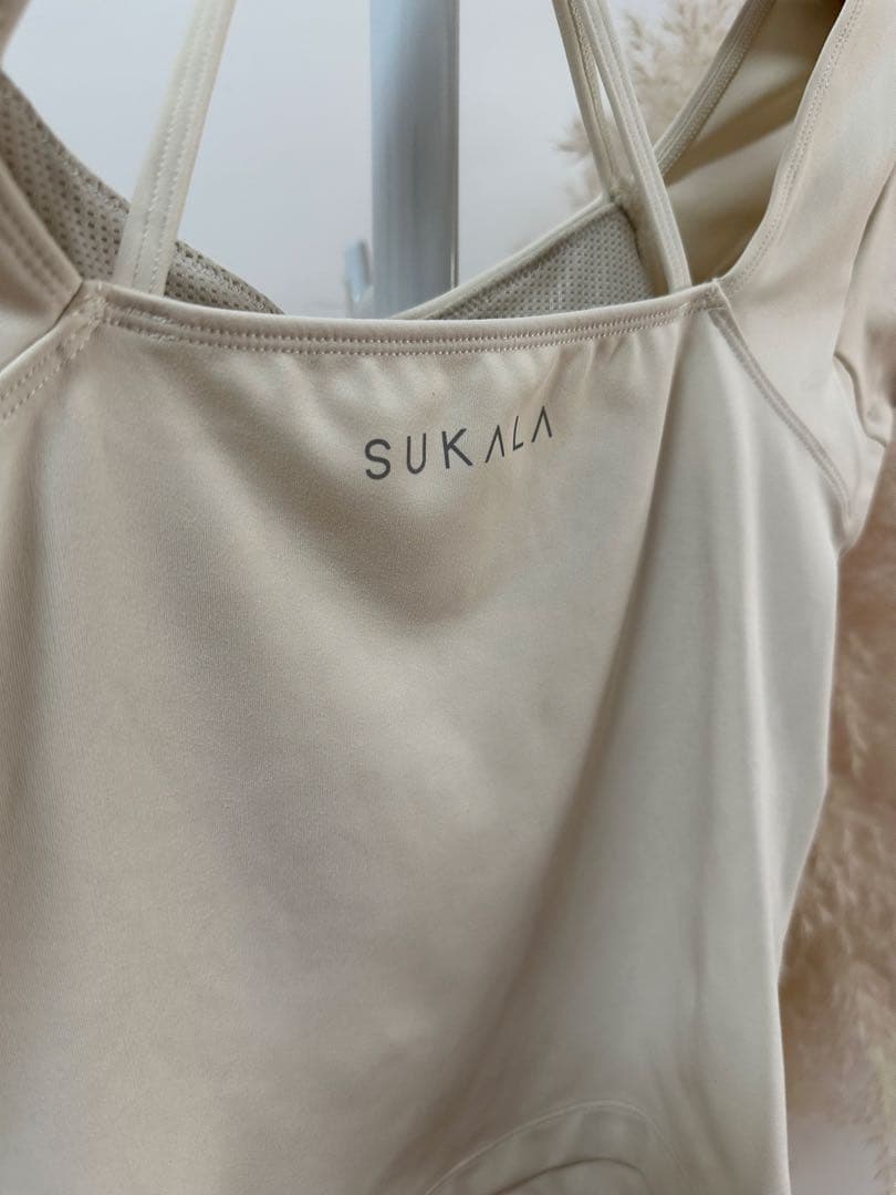 SUKALA新品⭐️カップ付きオープンネックteeヨガウエアカップ付きTシャツ