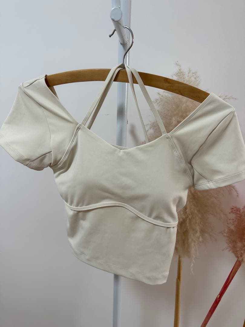 SUKALA新品⭐️カップ付きオープンネックteeヨガウエアカップ付きTシャツ