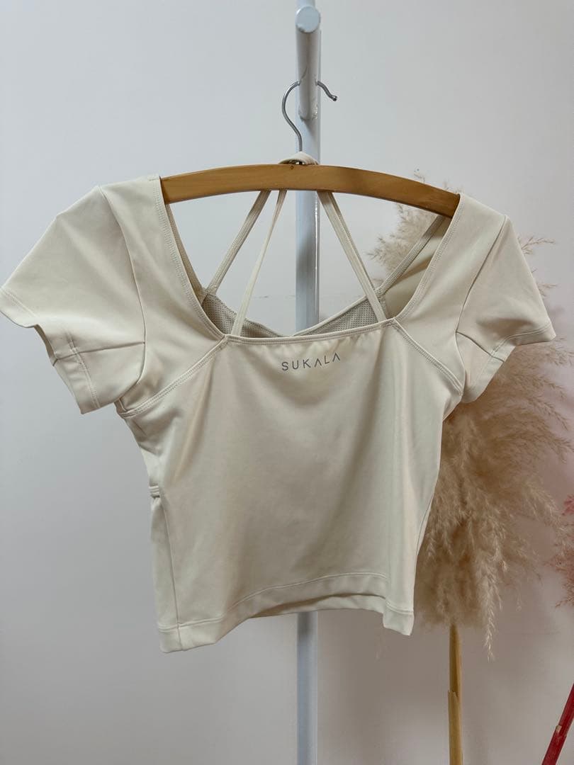 SUKALA新品⭐️カップ付きオープンネックteeヨガウエアカップ付きTシャツ