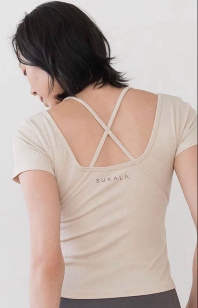 SUKALA新品⭐️カップ付きオープンネックteeヨガウエアカップ付きTシャツ