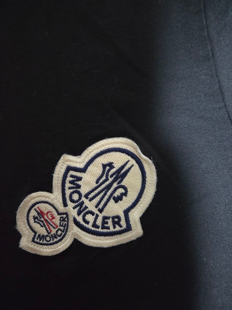 MONCLER ブラック Tシャツ ロゴパッチ付き黒モンクレール