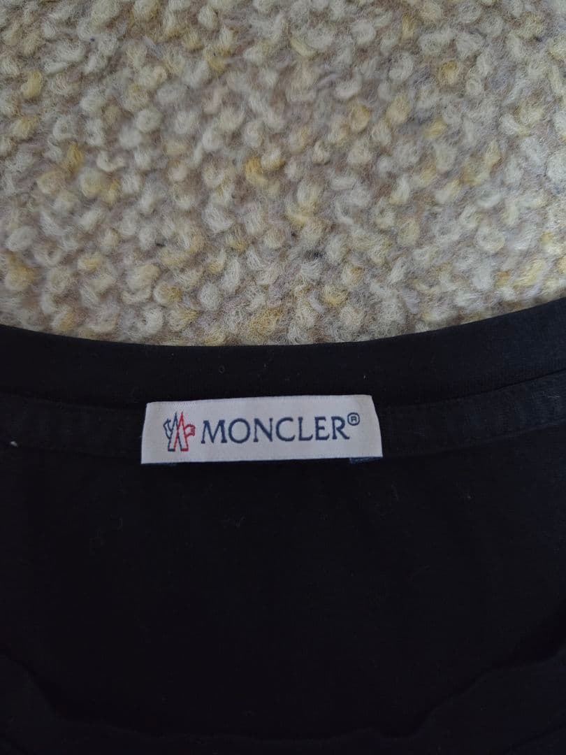 MONCLER ブラック Tシャツ ロゴパッチ付き黒モンクレール