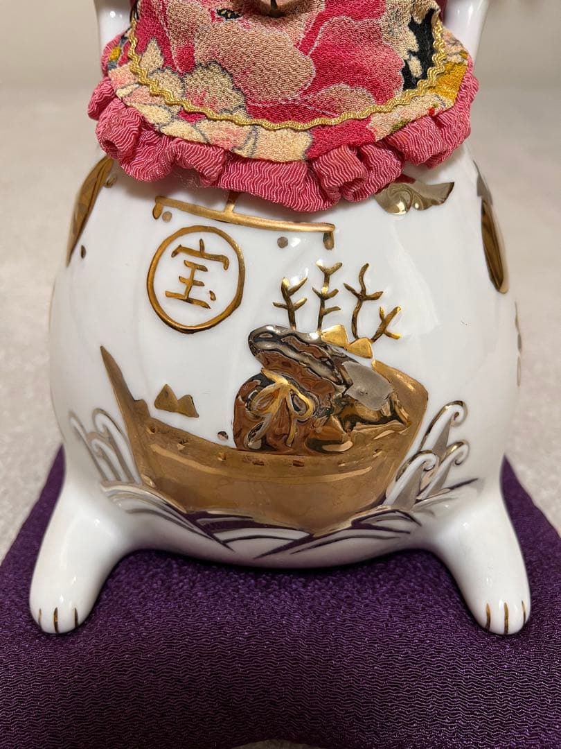 猫舎道楽堂本舗　招き猫 貯金箱　ピンクのお花柄のスタイと紫の座布団付き　陶器