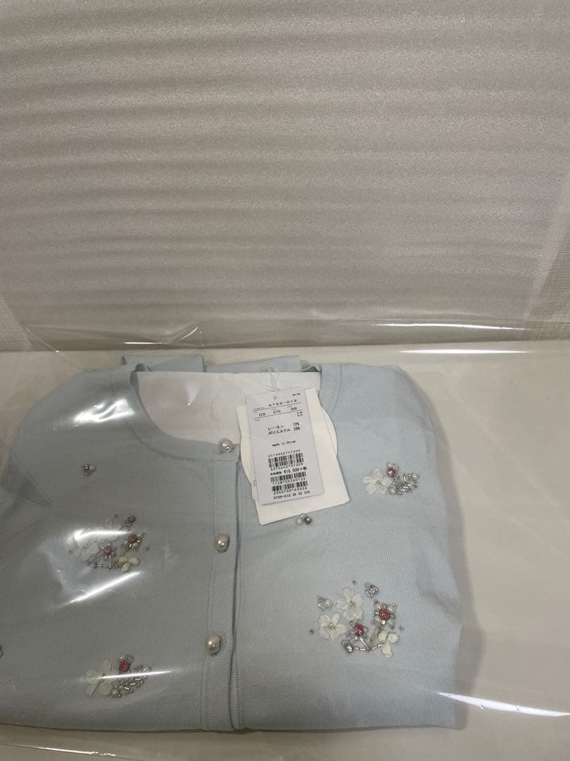 新品タグ付き、アベニールエトワール新宿伊勢丹水色 カーディガン 36