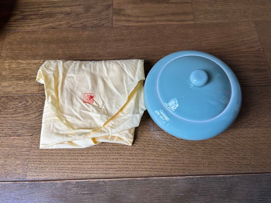 加藤 実 作 青磁 蓋物 共箱入り 共布