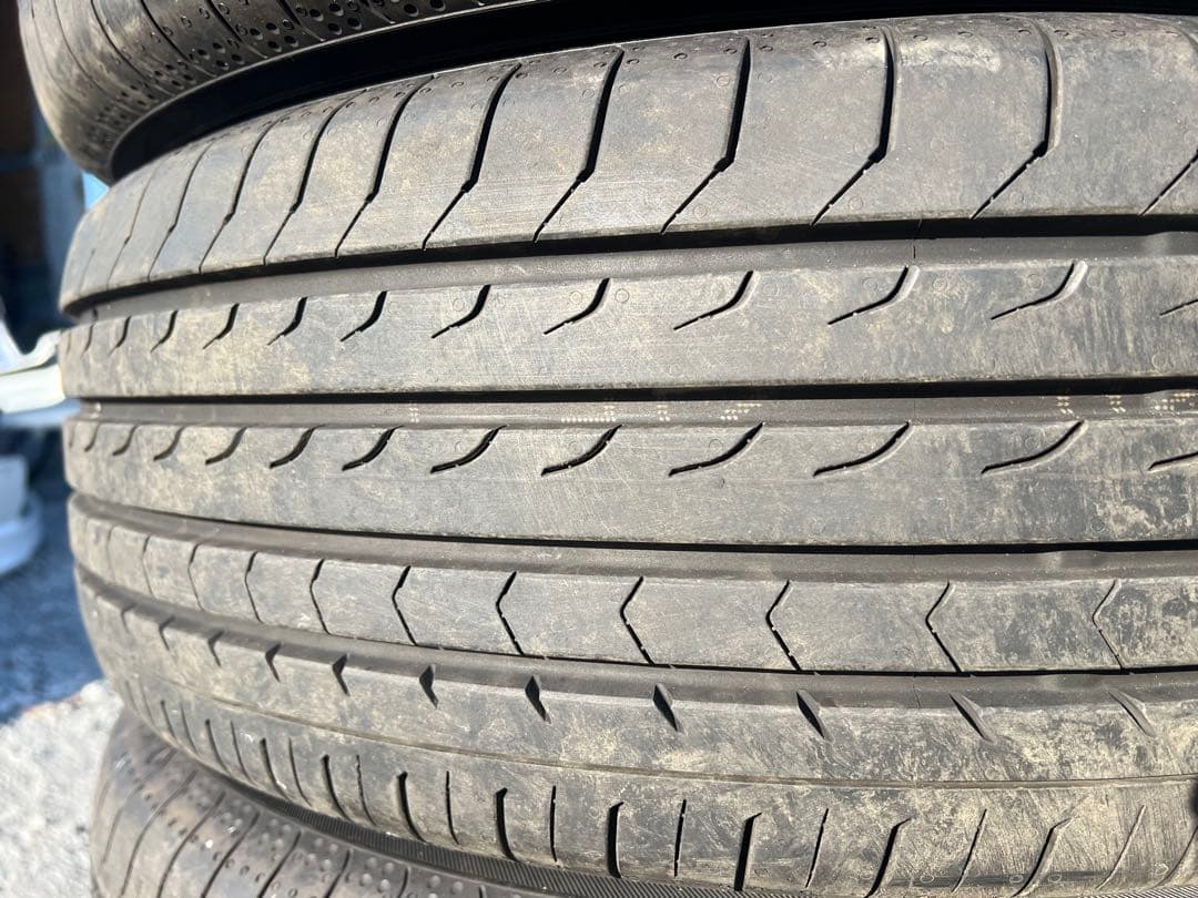 ヨコハマ　ブルーアース rv03 215/60r17 24年製　イボ付き　美品